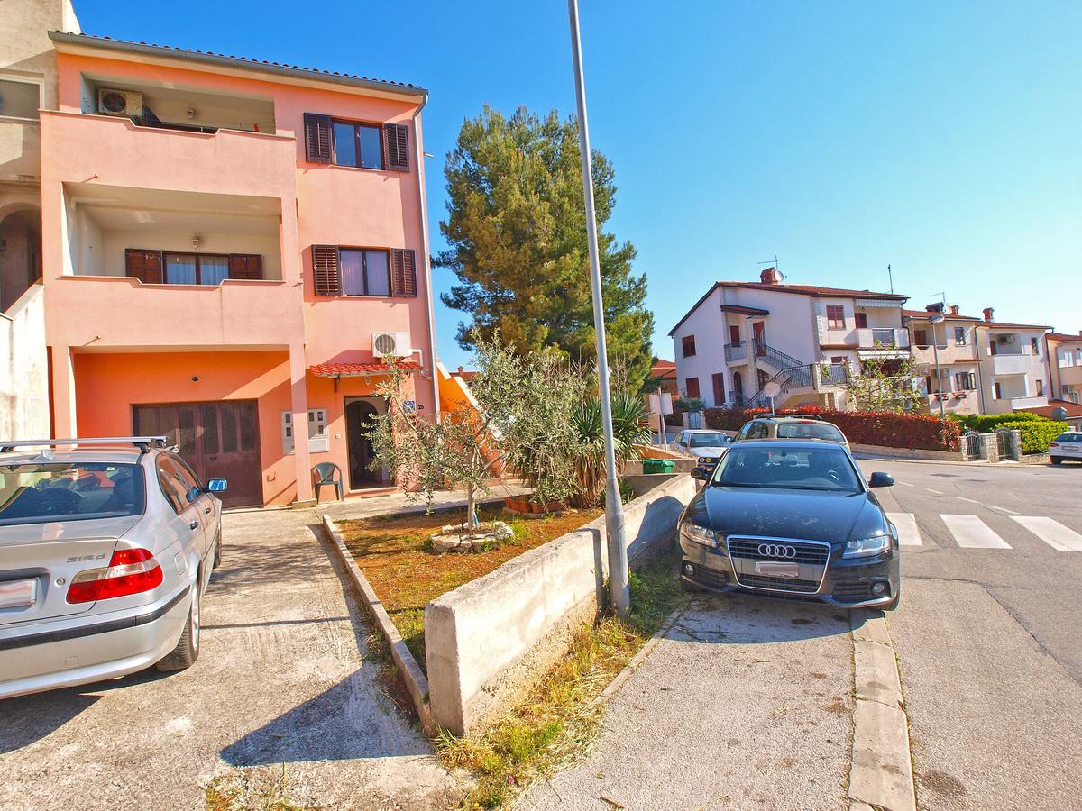 Apartments Sandra 1335 Pula Bagian luar foto