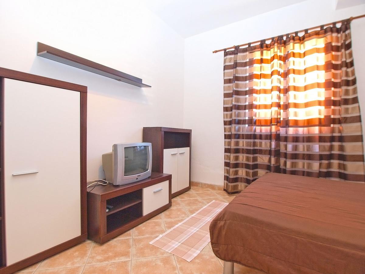 Apartments Sandra 1335 Pula Bagian luar foto