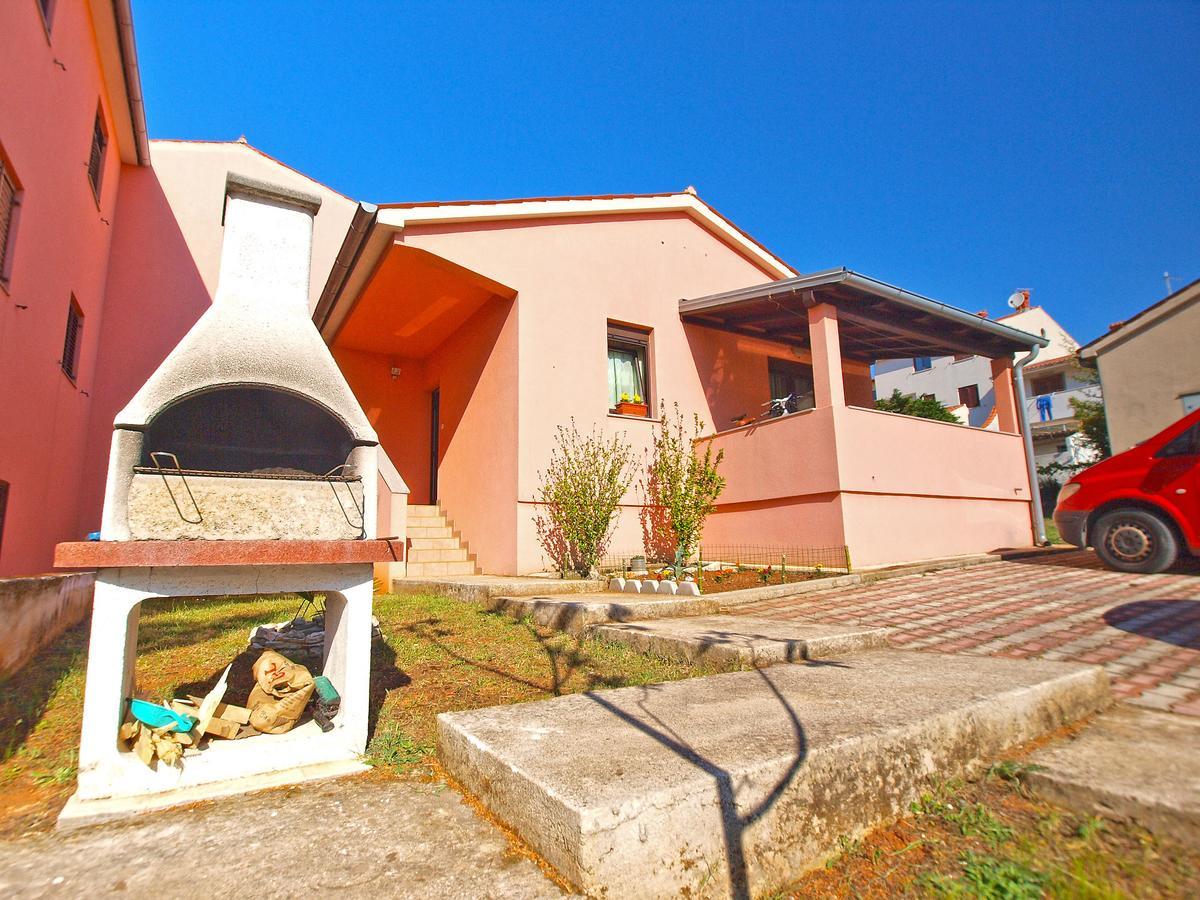 Apartments Sandra 1335 Pula Bagian luar foto