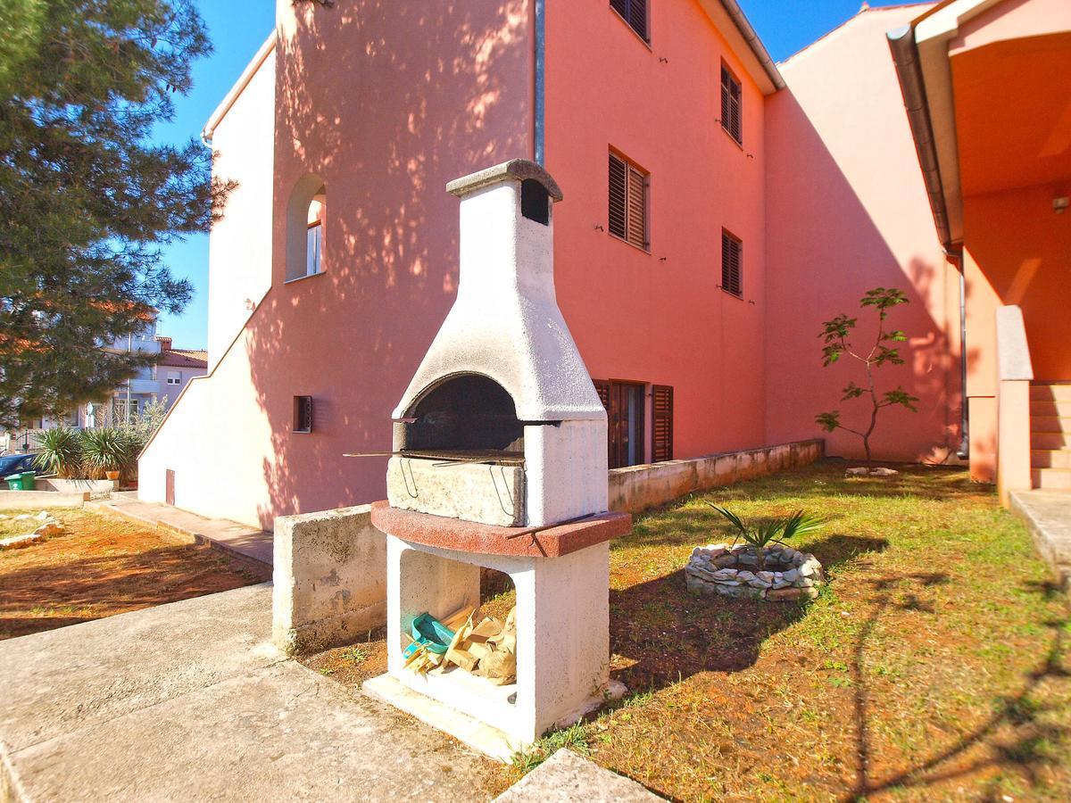 Apartments Sandra 1335 Pula Bagian luar foto