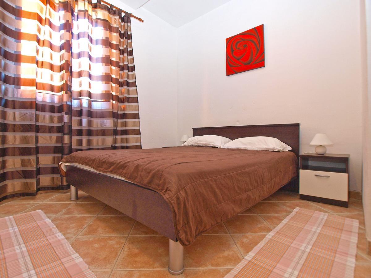 Apartments Sandra 1335 Pula Bagian luar foto